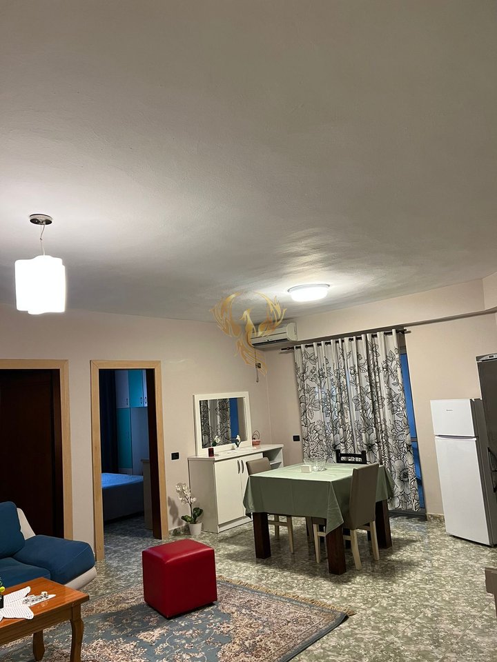 Shitet apartament 2+1 Tek Komuna e parisit
