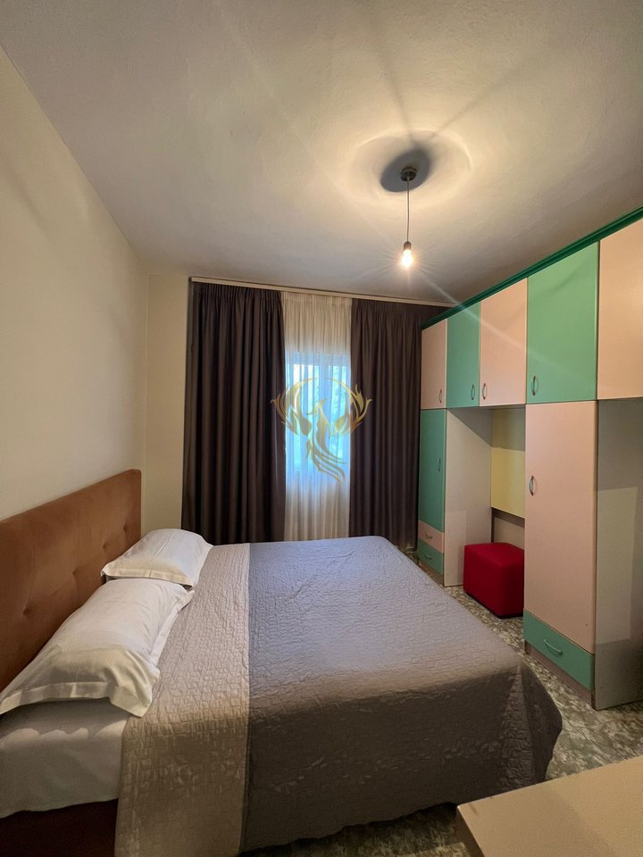Shitet apartament 2+1 Tek Komuna e parisit