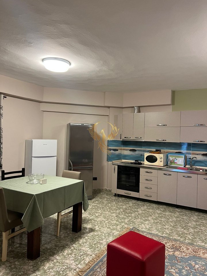 Shitet apartament 2+1 Tek Komuna e parisit