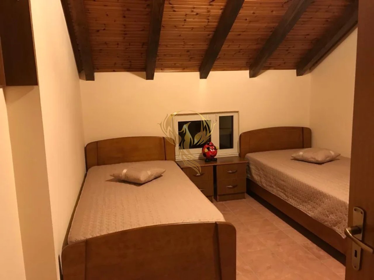 For rent Entrance 3+1 in Xhamllik