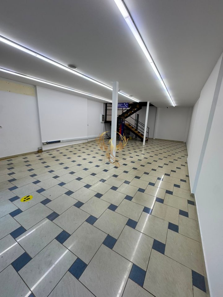 Locale Commerciale Duplex in affitto a Myslym Shyri