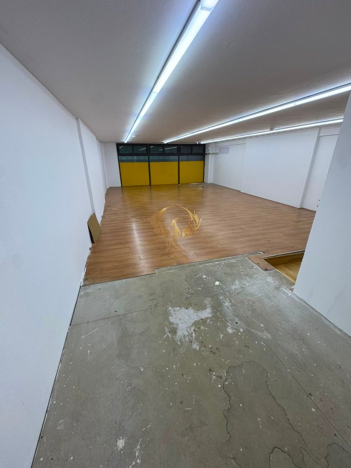 Locale Commerciale Duplex in affitto a Myslym Shyri