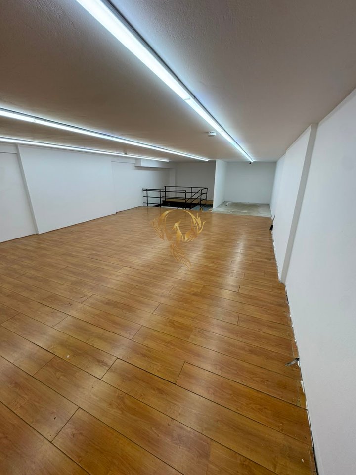 Locale Commerciale Duplex in affitto a Myslym Shyri