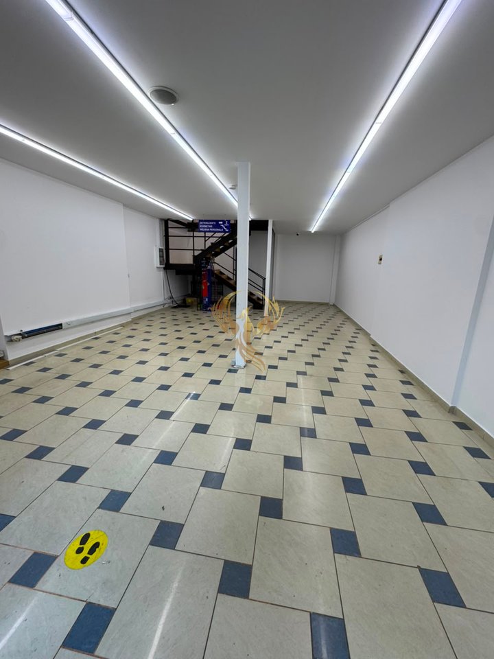 Locale Commerciale Duplex in affitto a Myslym Shyri