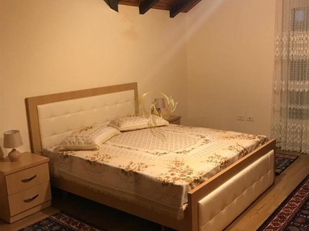 Jepet me qera Hyrje 3+1 ne Xhamllik