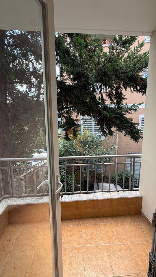 Jepet me Qera Apartament 1+1 mbrapa Maternitetit te Ri