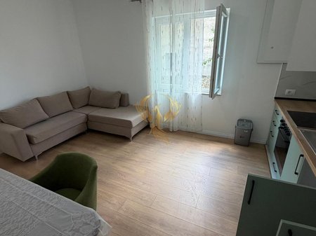 For rent Entrance 2+1+Parking near Kodra Priftit