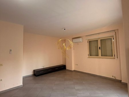 Locale commerciale in affitto presso Kristal Center