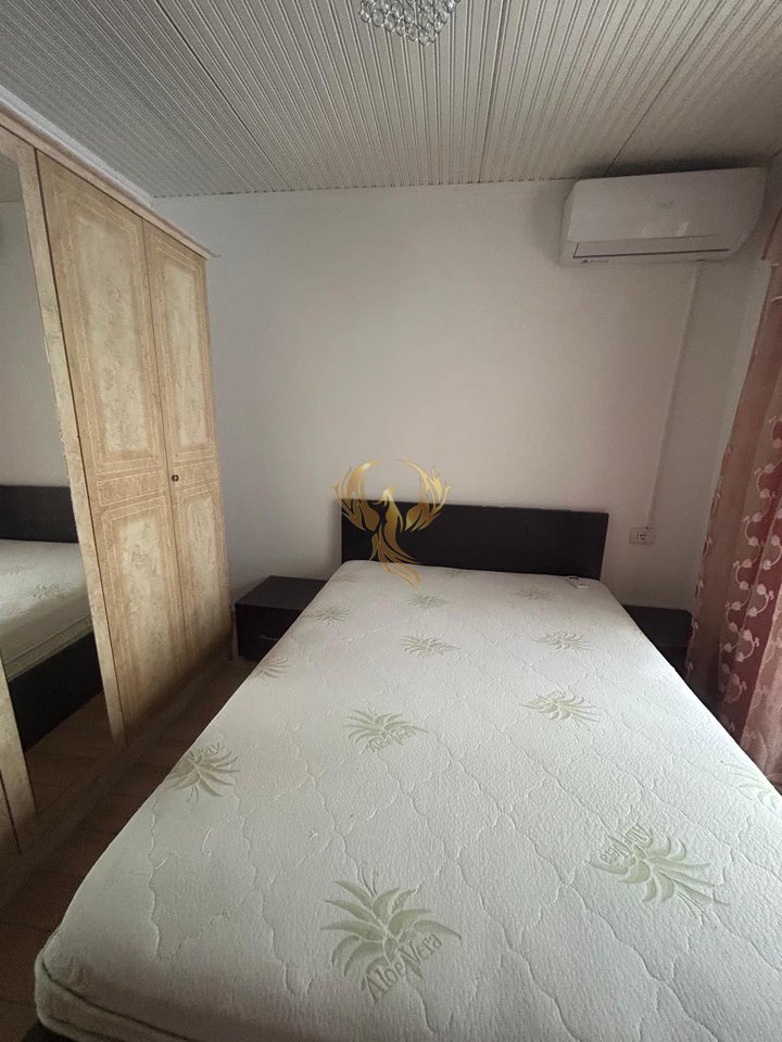 Jepet me qera hyrje 1+1 tek Komuna e Parisit
