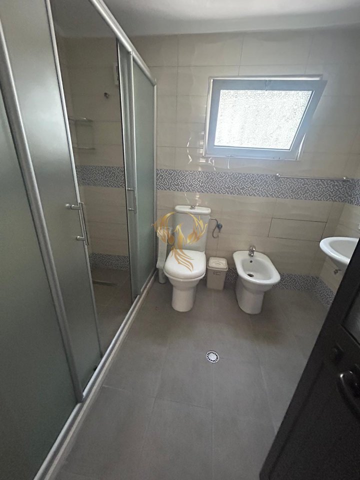 Jepet me qera hyrje 1+1 tek Komuna e Parisit