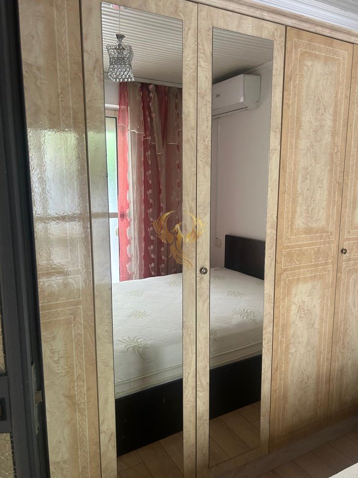 Jepet me qera hyrje 1+1 tek Komuna e Parisit