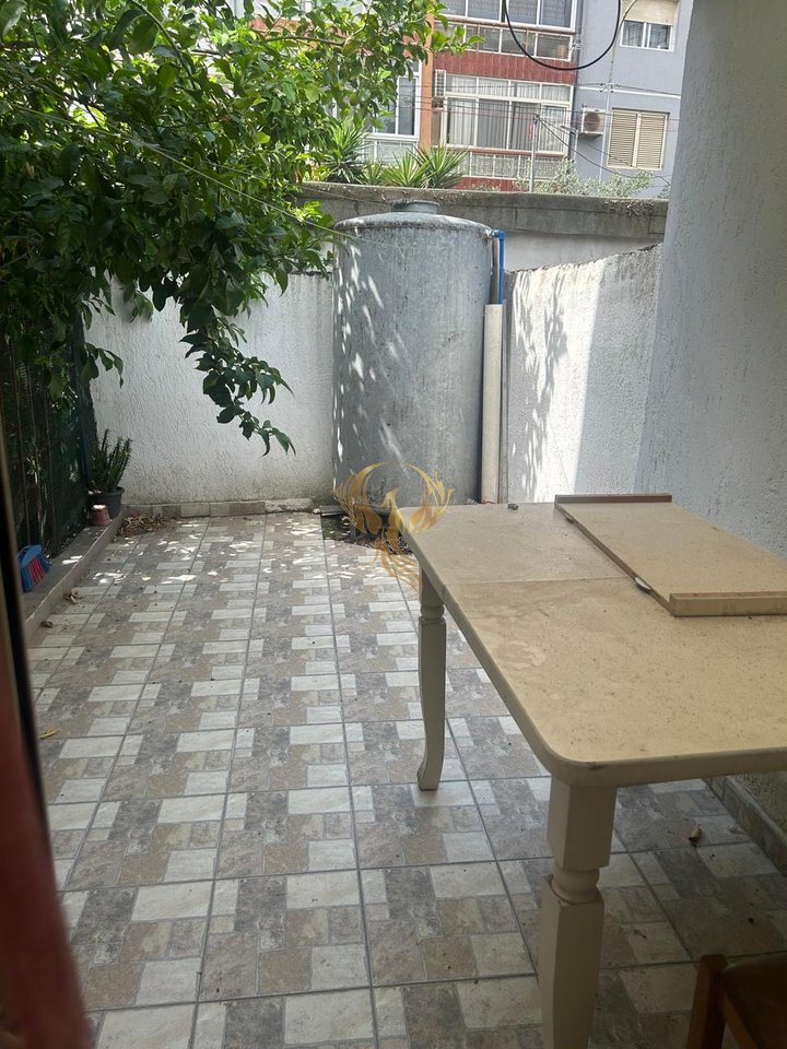 Jepet me qera hyrje 1+1 tek Komuna e Parisit