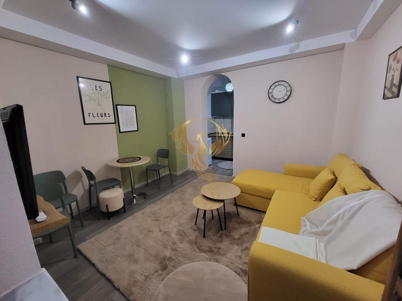 Jepet me qera apartament 1+1 në Qendër