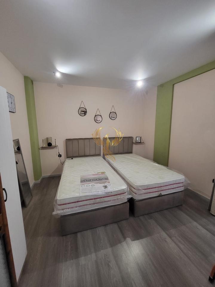 Jepet me qera apartament 1+1 në Qendër