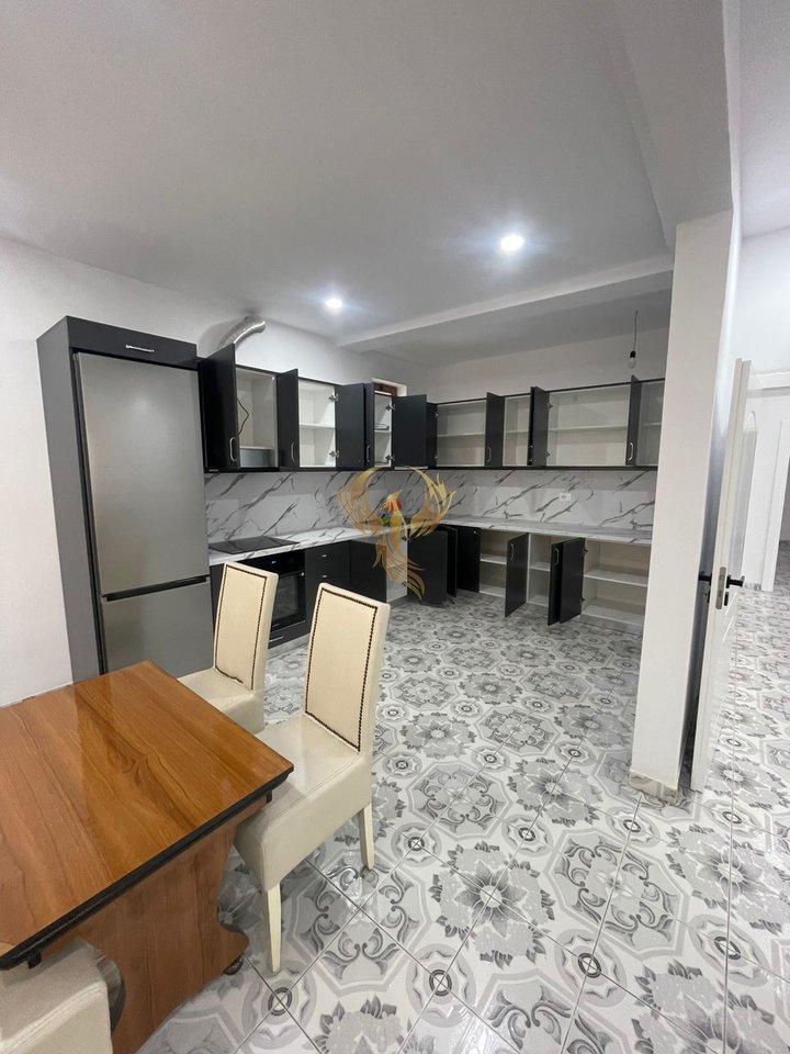 Jepet me qira shtepi private 2+1 e restauruar ne astir