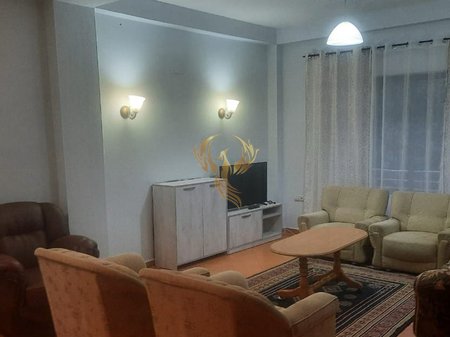 Affittasi casa privata 2+1 con cucina indipendente vicino a Qytet Studenti.