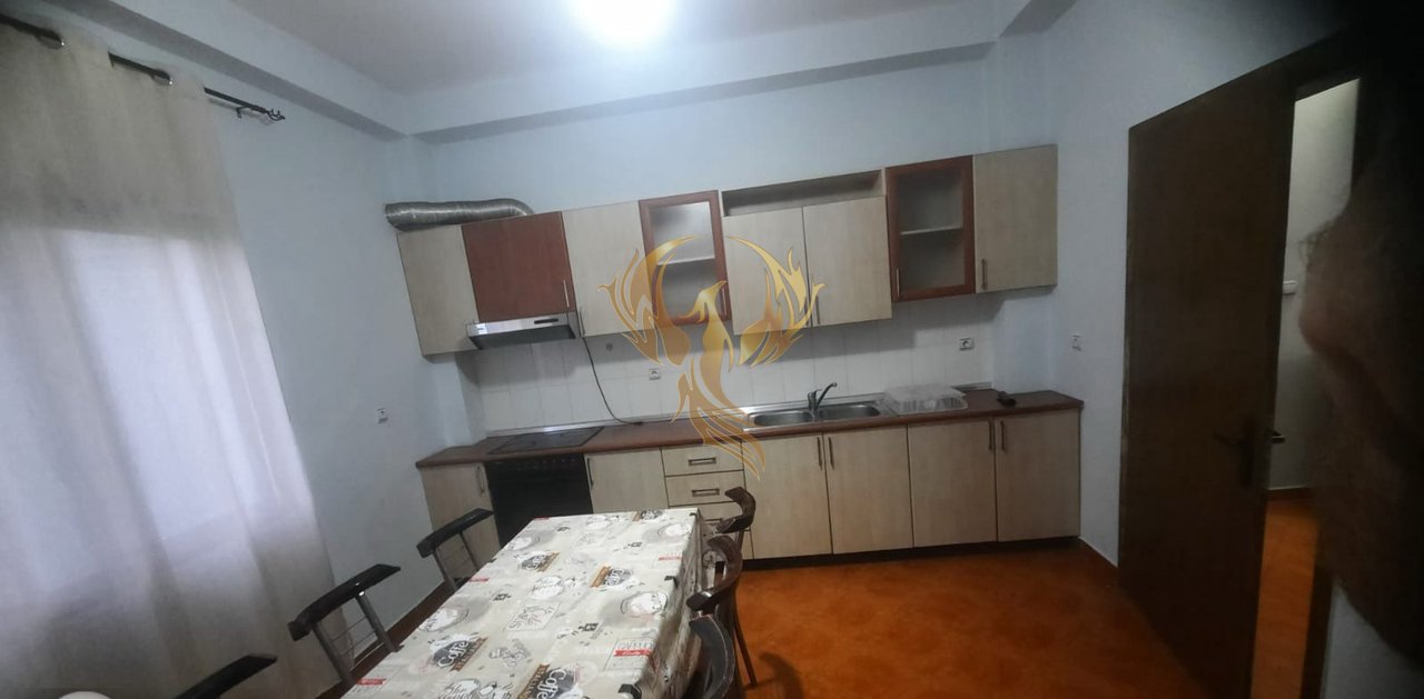 Affittasi casa privata 2+1 con cucina indipendente vicino a Qytet Studenti.