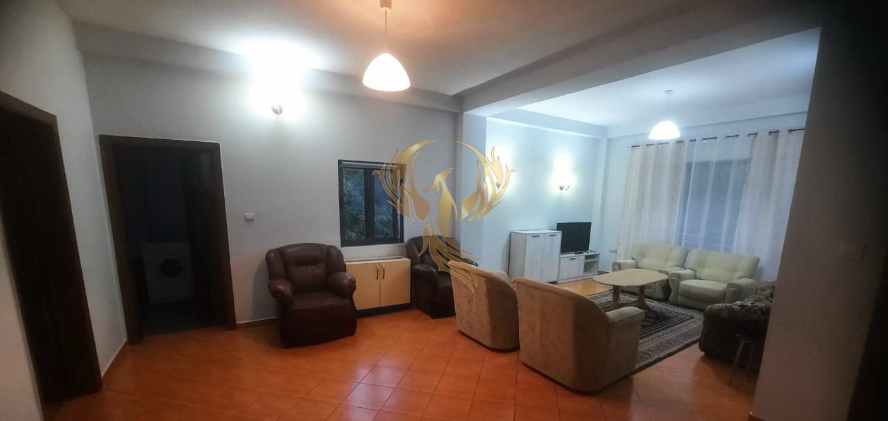 Affittasi casa privata 2+1 con cucina indipendente vicino a Qytet Studenti.