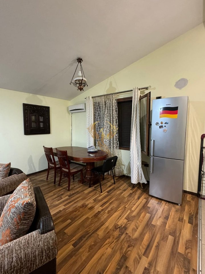 Jepet me qera shtepi 1+1 Shkoze