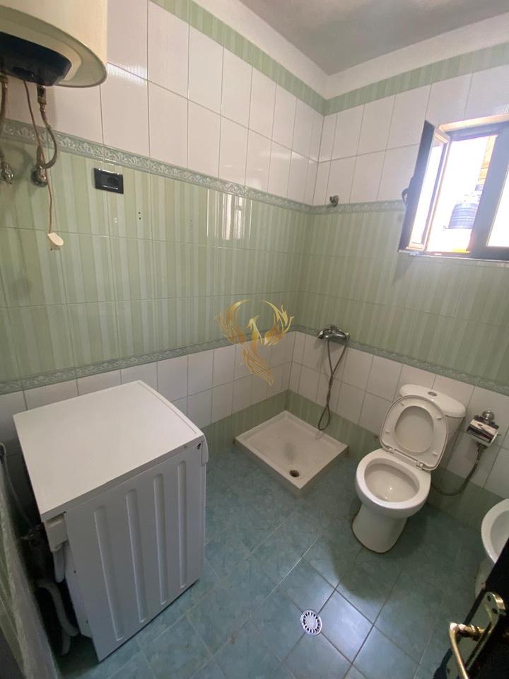 Affittasi ingresso 2+1 in Via Besa