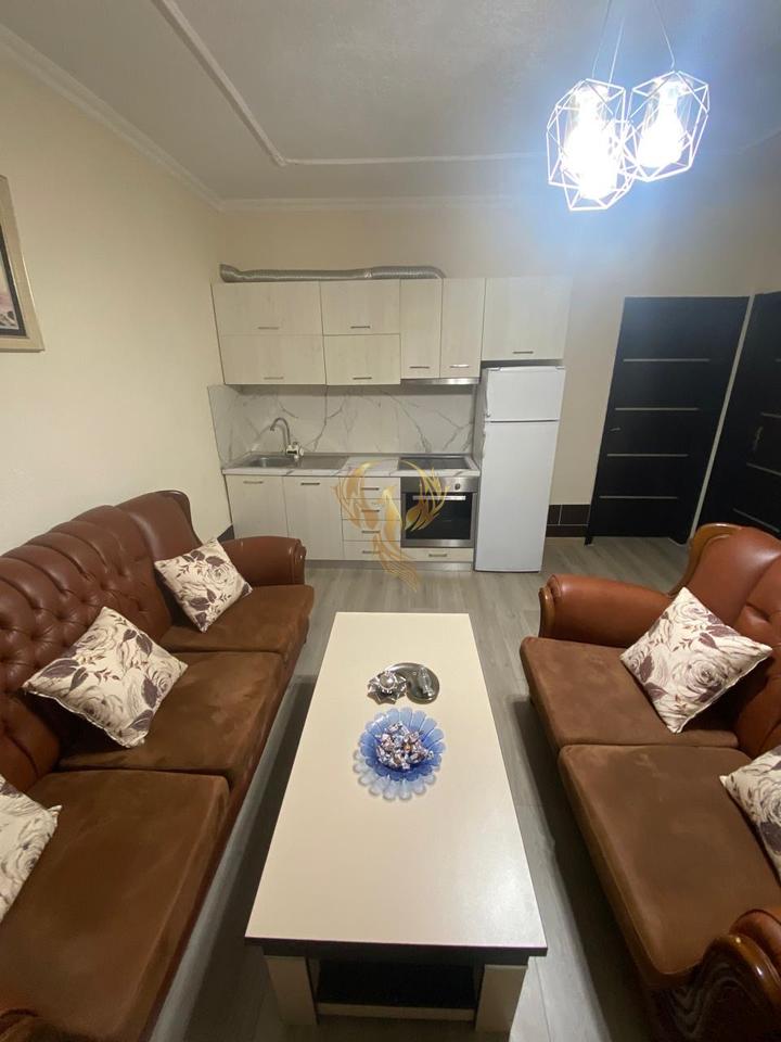 Affittasi ingresso 2+1 in Via Besa