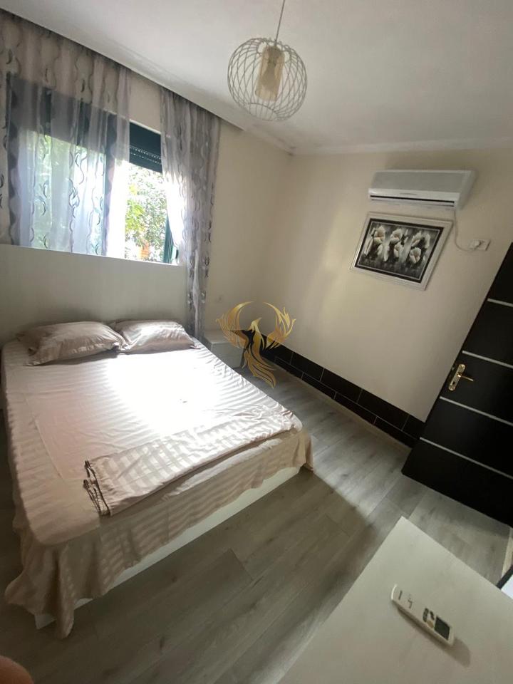 Affittasi ingresso 2+1 in Via Besa