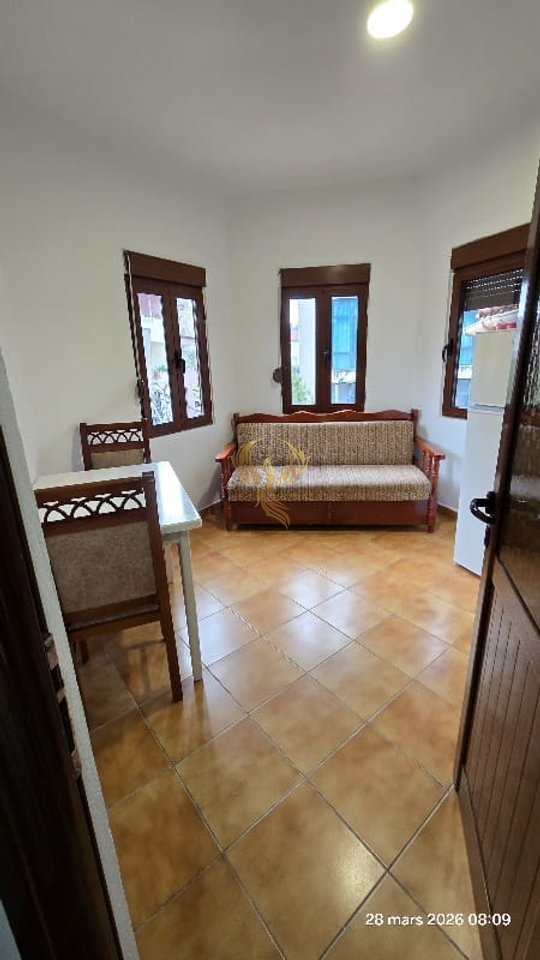 Jepet me qera Hyrje 1+1 ,te Rruga 5 Maji