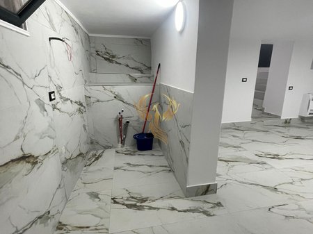 Locale commerciale in affitto presso l'ex parco degli autobus.