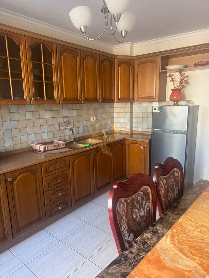 Jepet me qera Apartament 1+1 ne Xhamllik