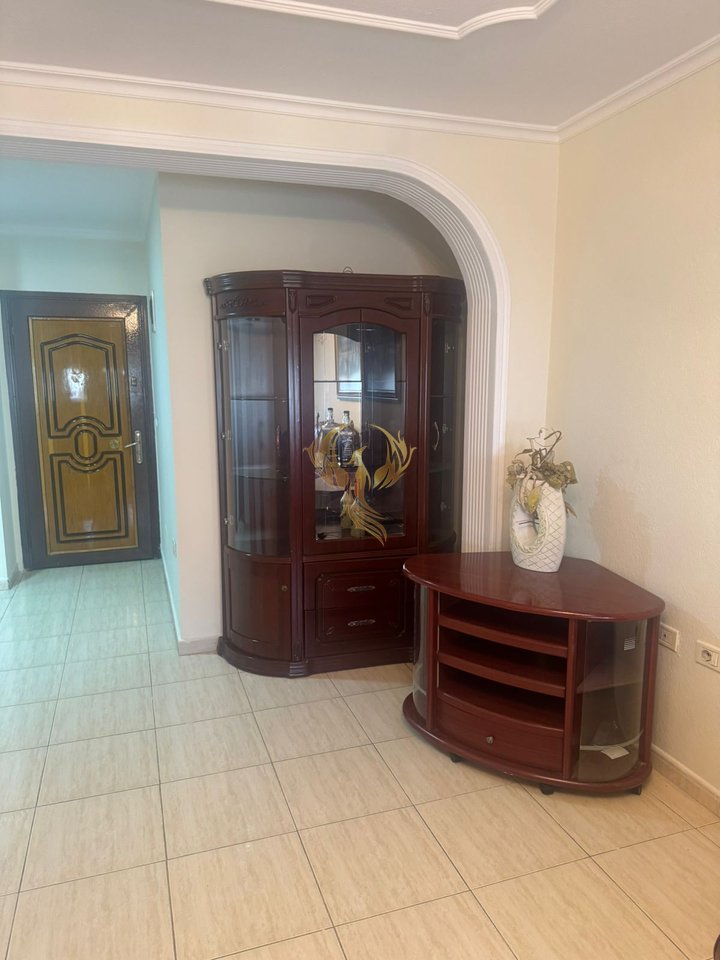 Jepet me qera Apartament 1+1 ne Xhamllik