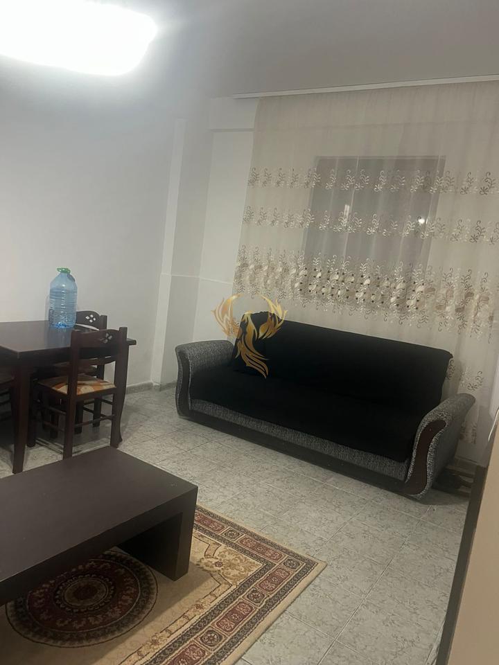 For rent 1+1 entrance near Komuna Parisit