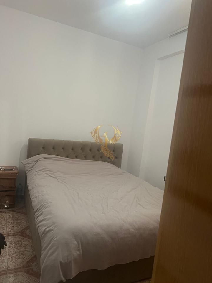 For rent 1+1 entrance near Komuna Parisit
