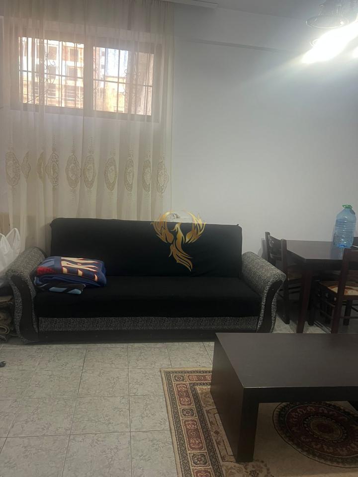 For rent 1+1 entrance near Komuna Parisit