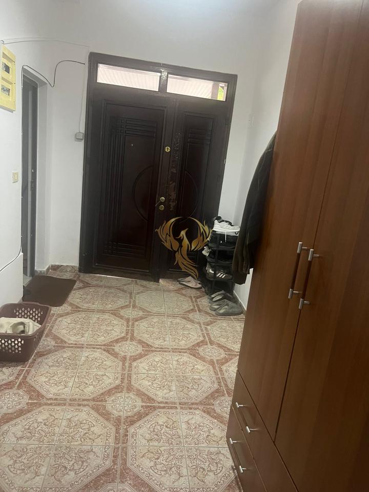For rent 1+1 entrance near Komuna Parisit