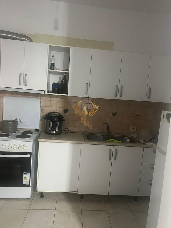 For rent 1+1 entrance near Komuna Parisit