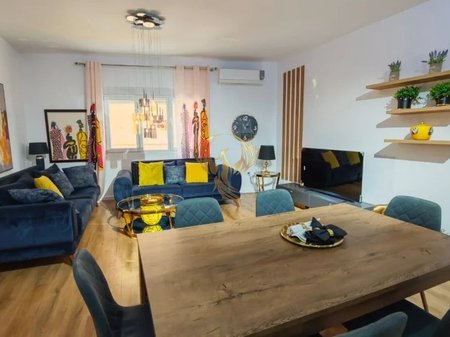 Jepet me qira Apartament 2+1+2 tek Komuna e Parisit