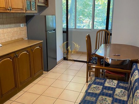 Jepet Apartament me Qera 2+1 Vasil Shanto, buzë rrugës !