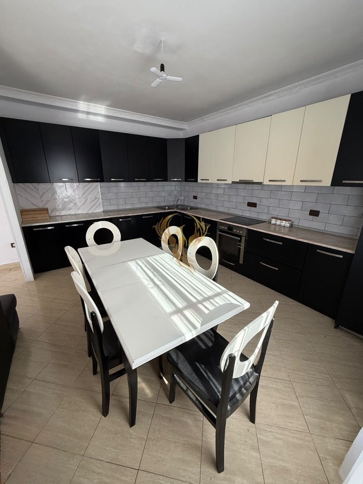 Jepet me qera apartament 2+1+post parkimi ne Vasil Shanto