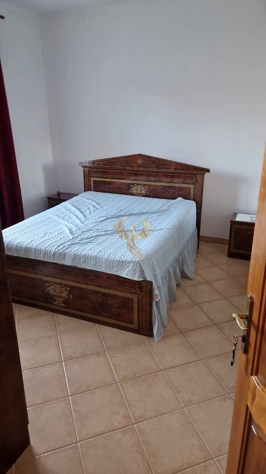 Jepet me qera hyrje 2+1+2+post parkimi tek Rruga e” Elbasanit “