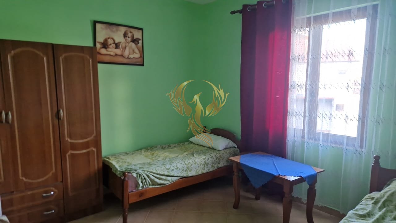 Jepet me qera hyrje 2+1+2+post parkimi tek Rruga e” Elbasanit “