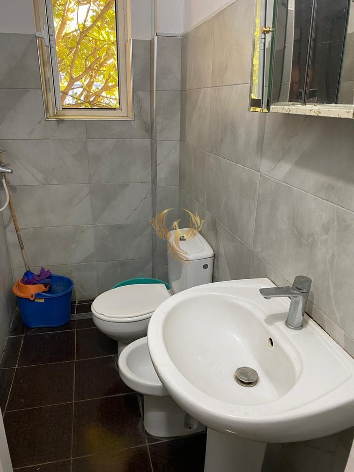 Jepet Apartament me Qera 2+1 Vasil Shanto, buzë rrugës !