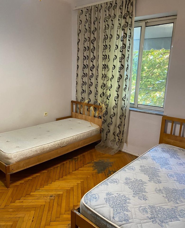 Jepet Apartament me Qera 2+1 Vasil Shanto, buzë rrugës !