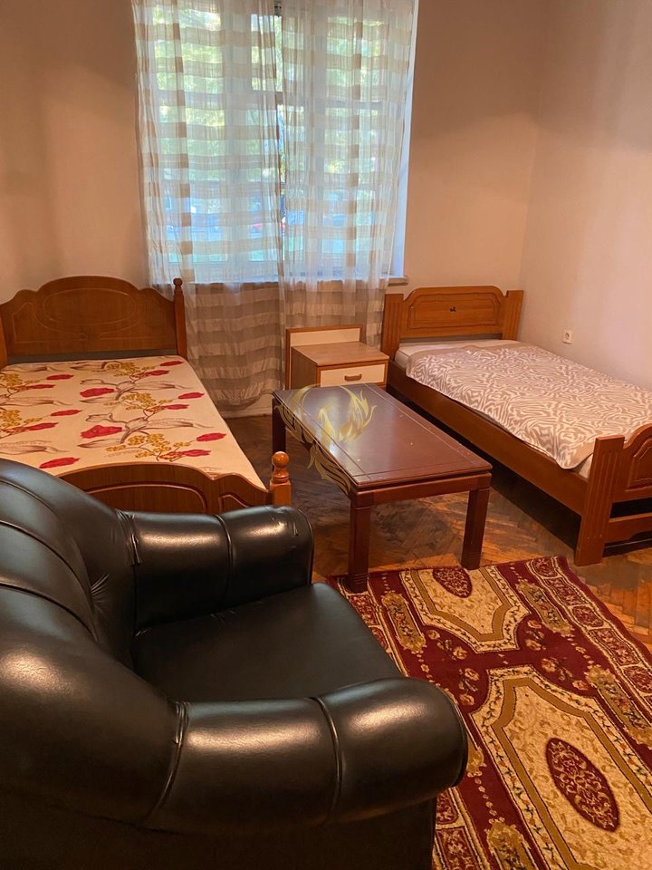 Jepet Apartament me Qera 2+1 Vasil Shanto, buzë rrugës !