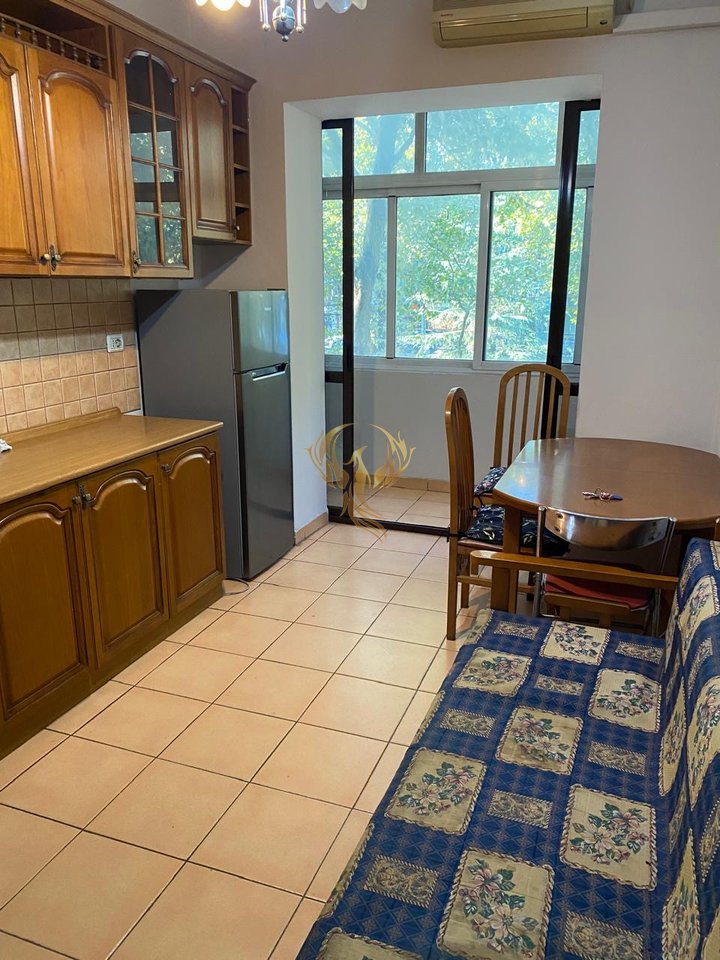 Jepet Apartament me Qera 2+1 Vasil Shanto, buzë rrugës !