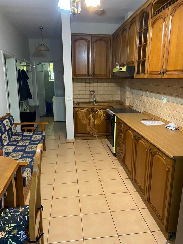 Jepet Apartament me Qera 2+1 Vasil Shanto, buzë rrugës !