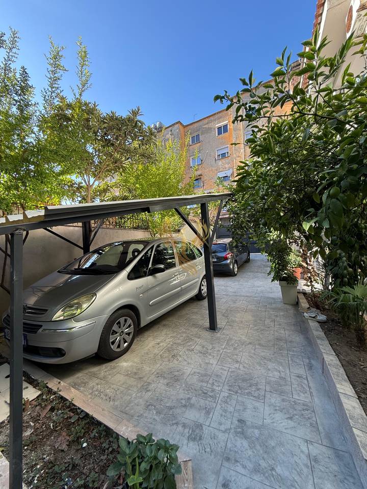 Jepet me Qera Apartament 2+1+Depo+2Poste Parkimi ne Brryl