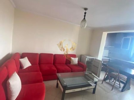 Jepet me qera apartament 2+1 te Uzina Dinamo