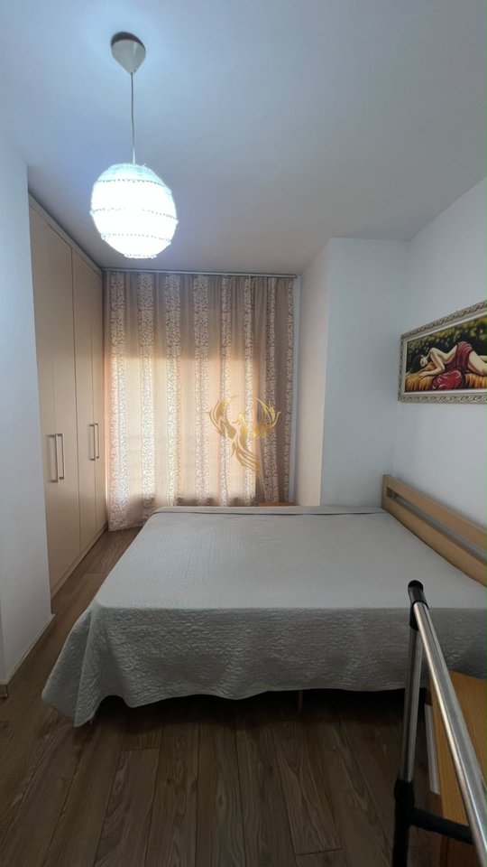 Jepet me qera hyrje 1+1 tek Komuna e Parisit