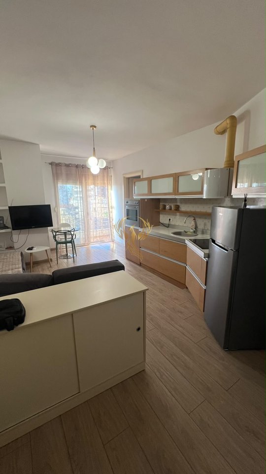 Jepet me qera hyrje 1+1 tek Komuna e Parisit
