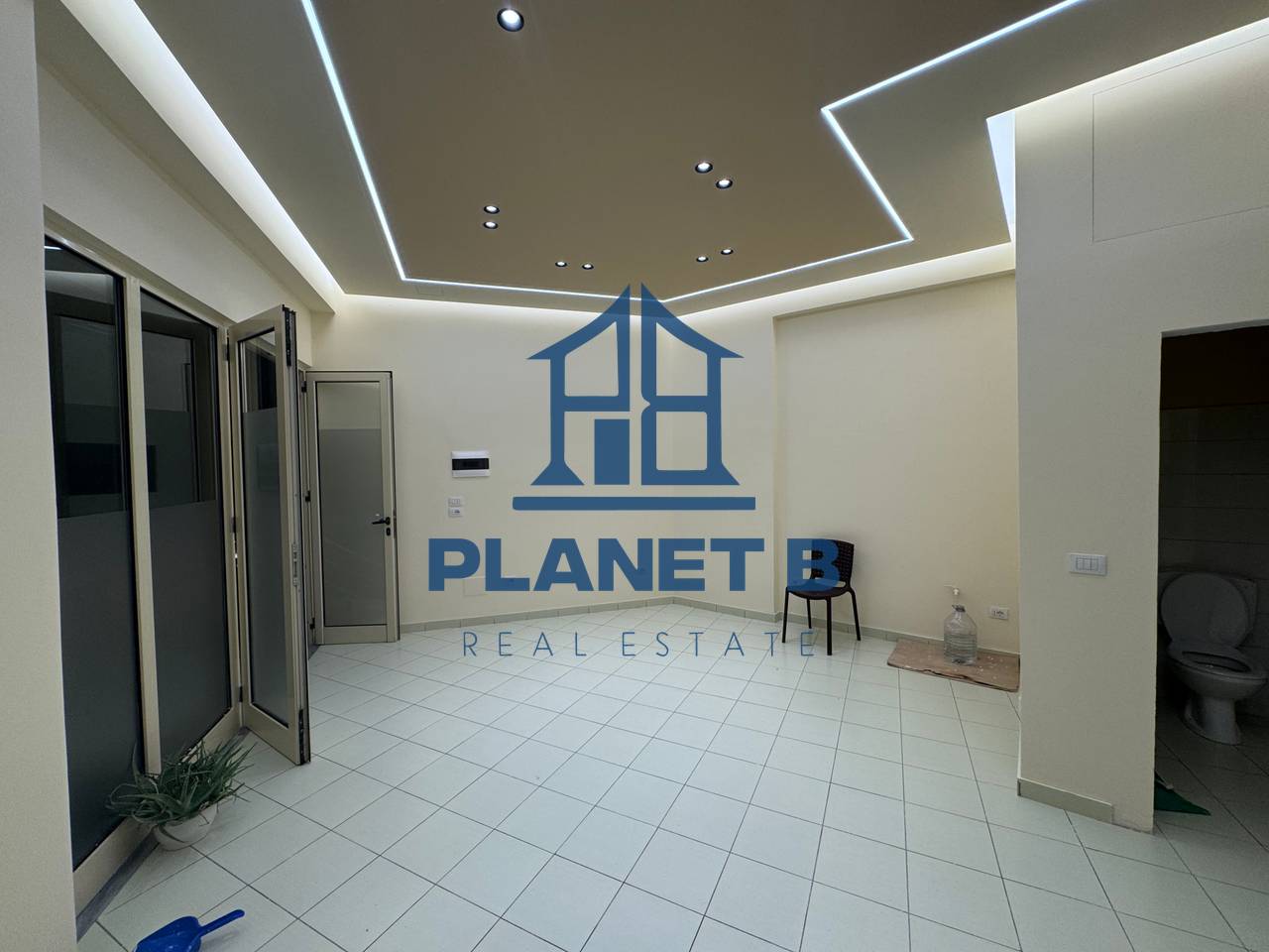 JEPET ME QERA DYQANI TEK BISHTI I KALLDRËMIT,VLORË